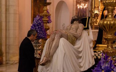 Meditación de rodillas ante el Santísimo Cristo de la Caridad