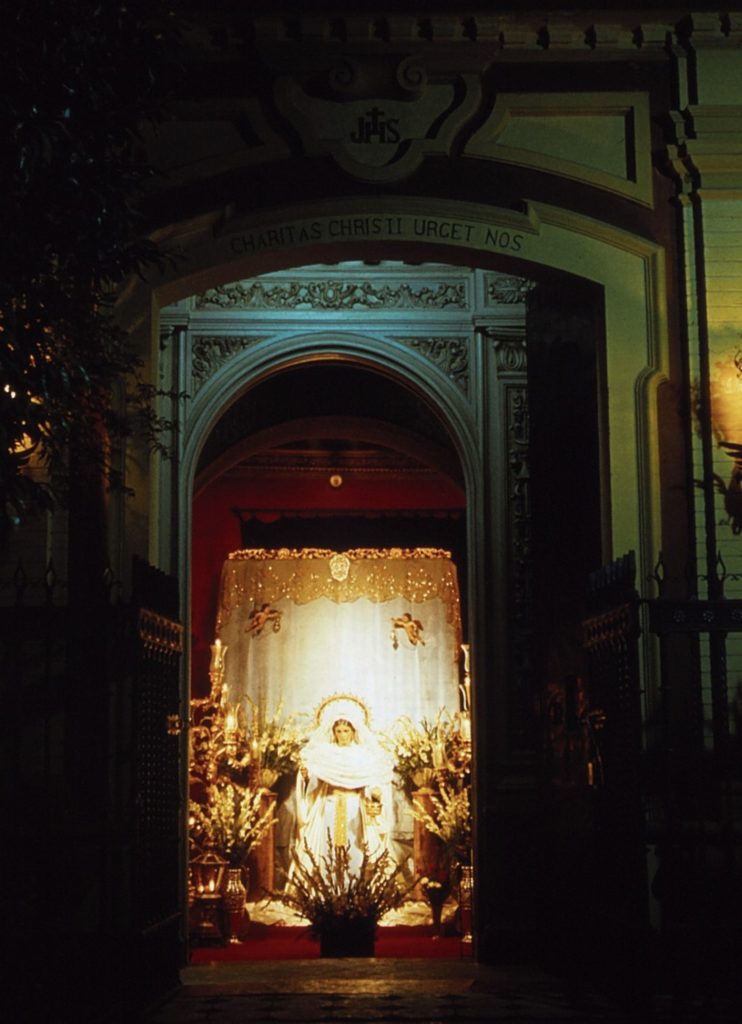 Publicado el Boletín Extraordinario con motivo de los 75 años de la imagen de Santa Marta 1 A9 2. Besamanos en la capilla hacia la calle archivo Joaquin Rodriguez Noguera 1 scaled e1753115194143